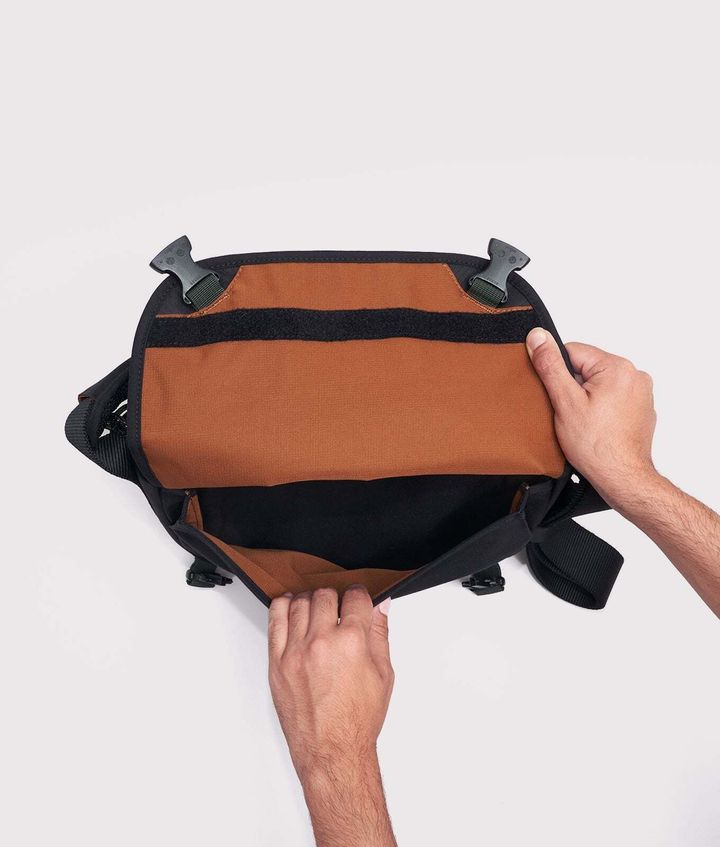 crumpler-billy-bag-black-2