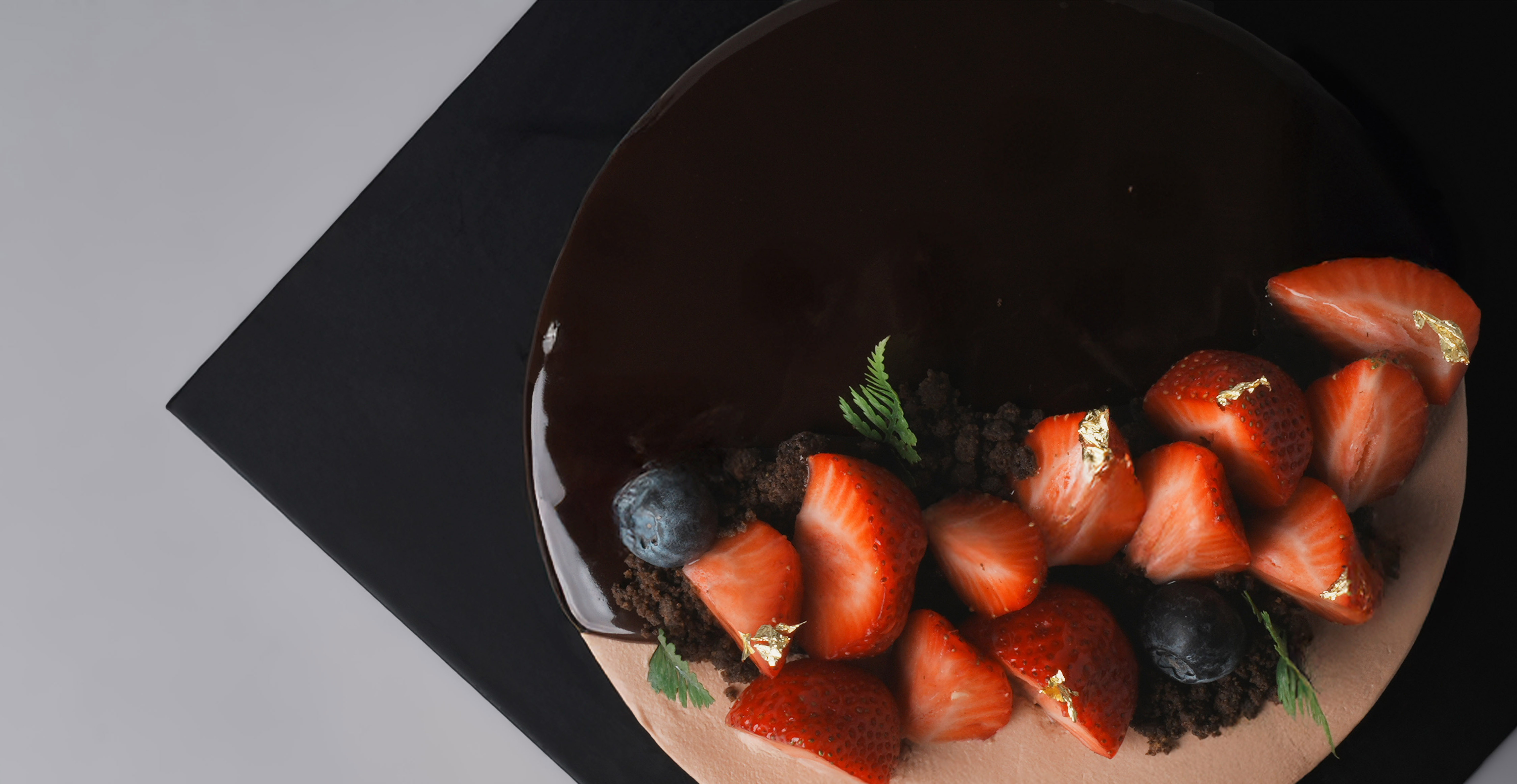 64% 苦甜深邃，映襯草莓鮮紅生命力 | CRÈM_奶油甜點專門店