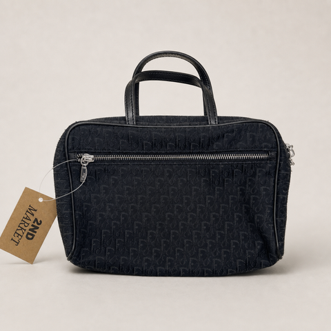 008_16640443_christian_dior_paris_monogram_beauty_pouch_made_in_france_ai_lightbg