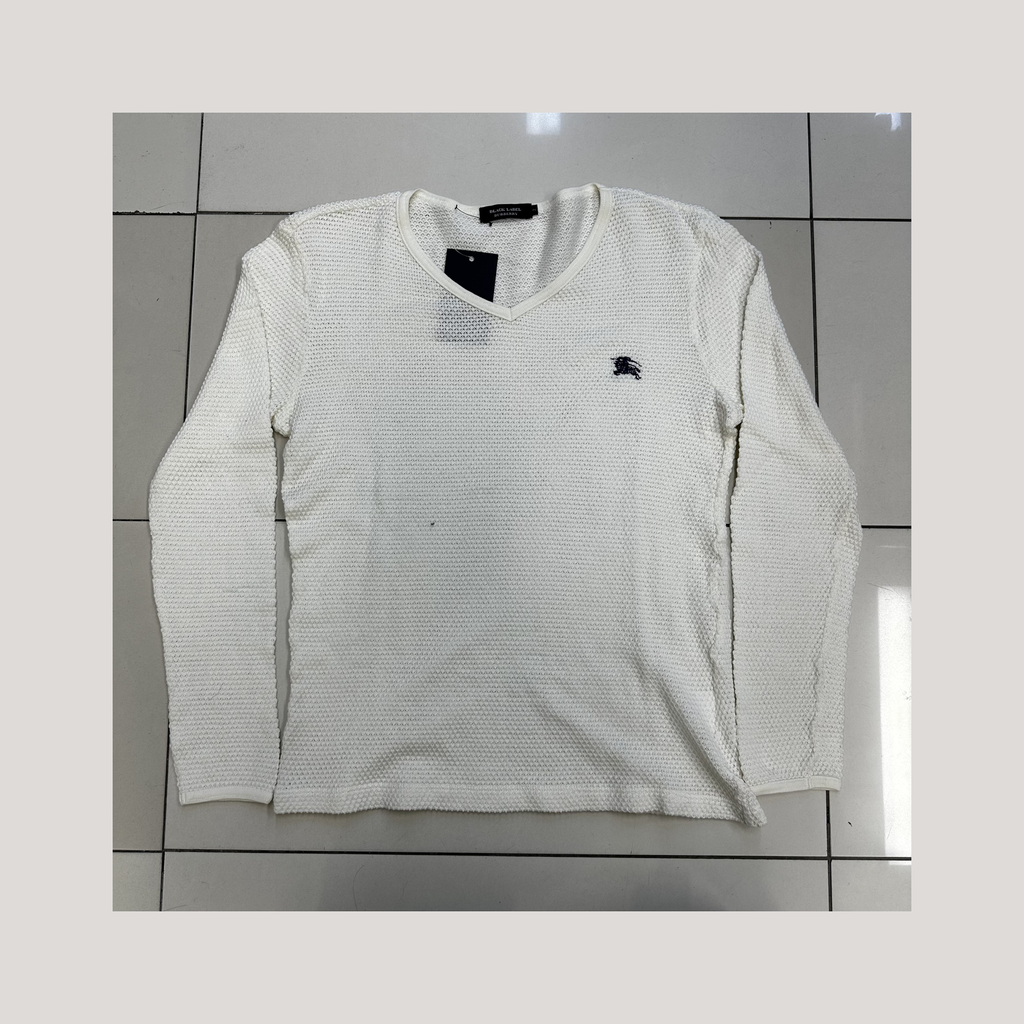 022_16673788_burberry_v_collar_white_long_sleeve_ai_lightbg