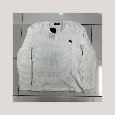 022_16673788_burberry_v_collar_white_long_sleeve_ai_lightbg