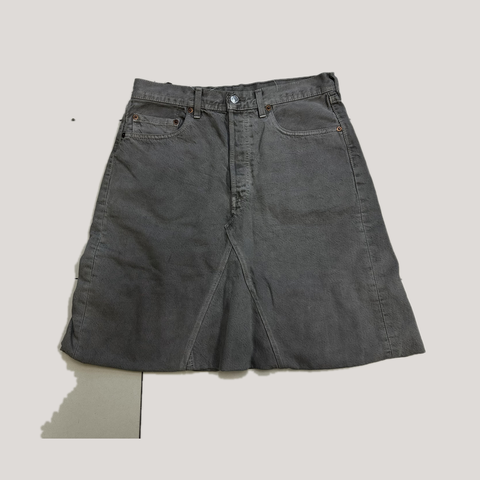 025_16673779_levis_v_needles_skirt_ai_lightbg