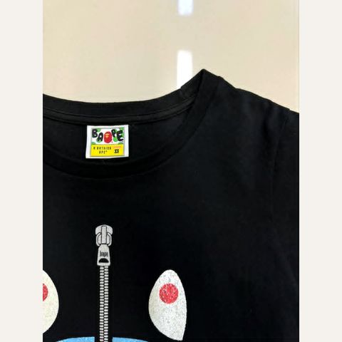 18_2NDS0708001_a_bathing_ape_bape_black_shark_print_t_shirt_xs_label_clean
