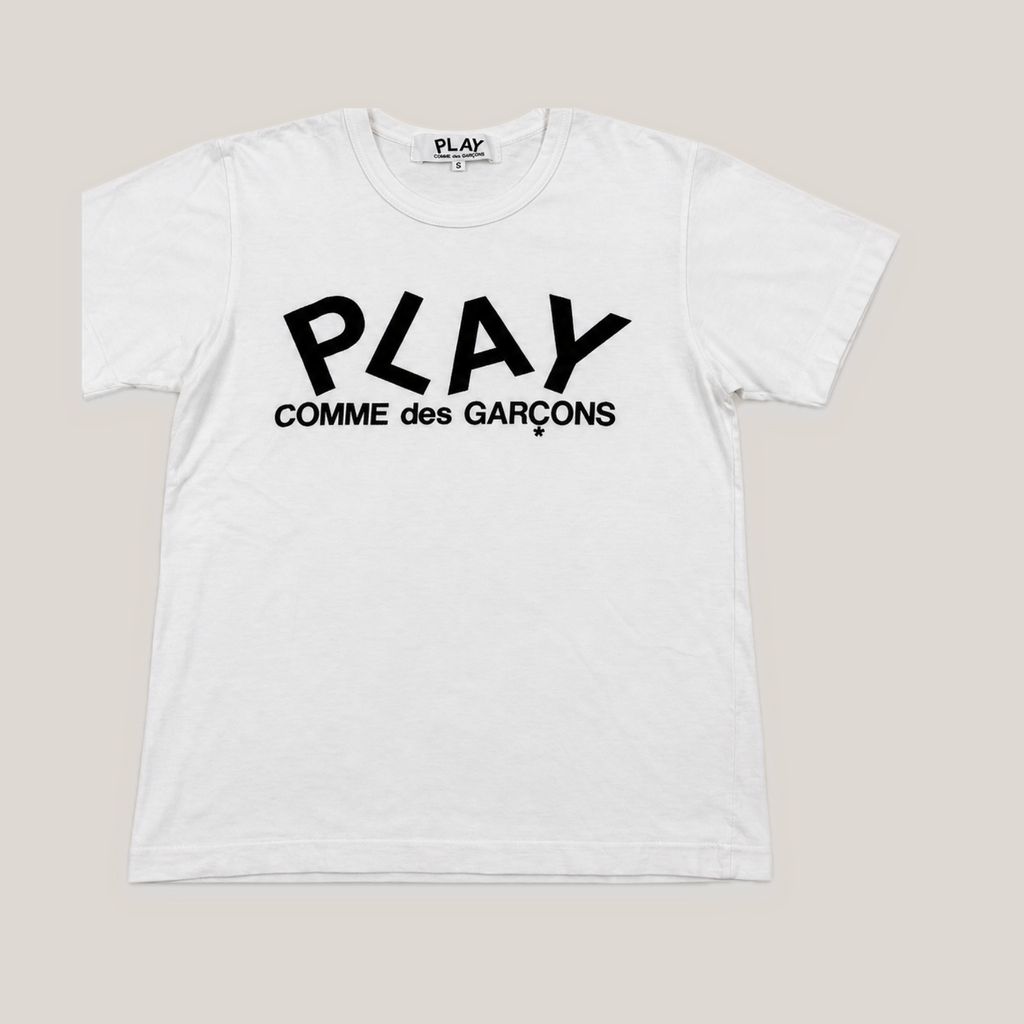 032_HUSNI0722049_comme_des_garcons_play_white_spellout_t_shirt_catalog_final