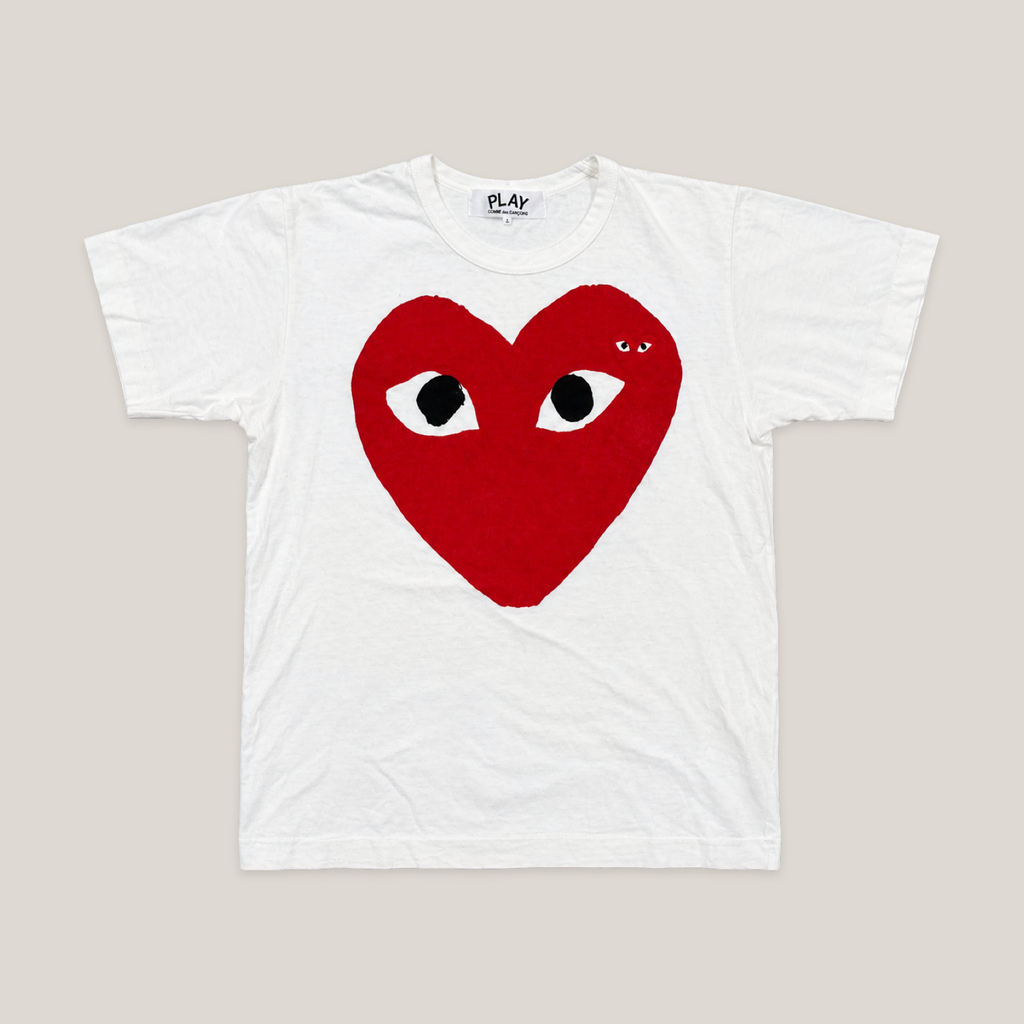 039_2NDS0830002_comme_des_garcons_play_white_oversized_red_heart_t_shirt_catalog_final