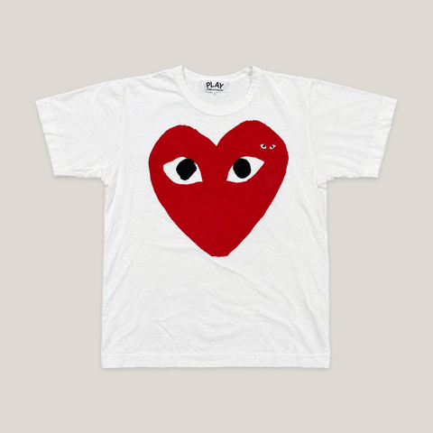 039_2NDS0830002_comme_des_garcons_play_white_oversized_red_heart_t_shirt_catalog_final