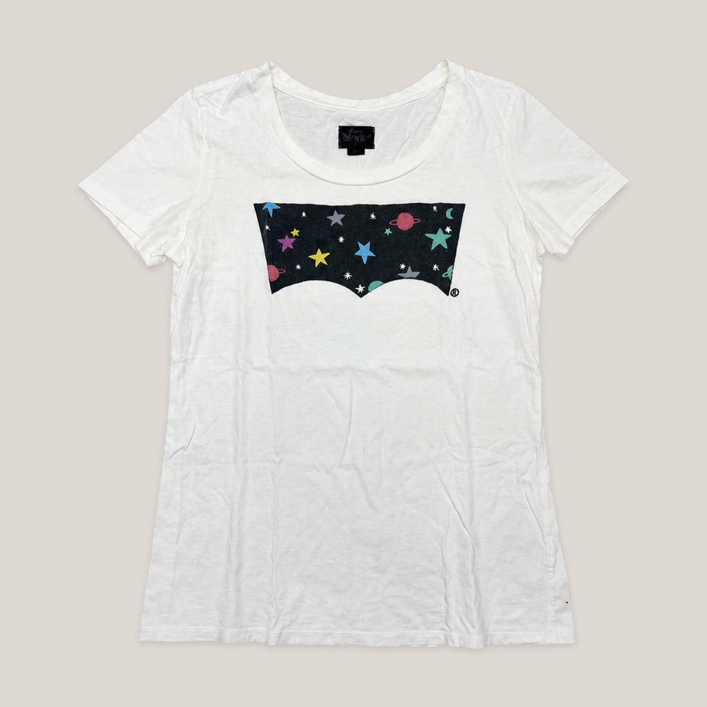 035_2NDS0901004_levi_s_white_stars_planet_graphic_t_shirt_m_catalog_final