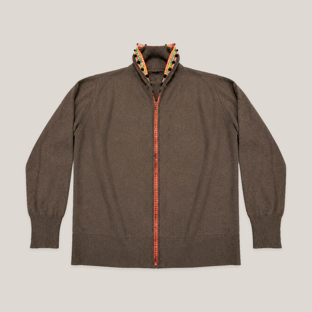 001_2NDO0902001_sunao_kuwahara_brown_embroidered_trim_zip_knit_cardigan_catalog_final
