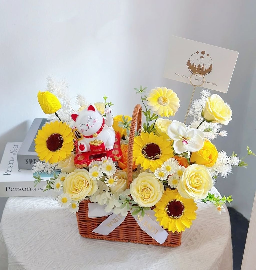 Lucky Cat Opening Flower Basket