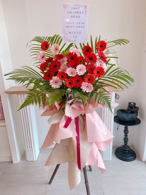 Praise Opening Flower Stand