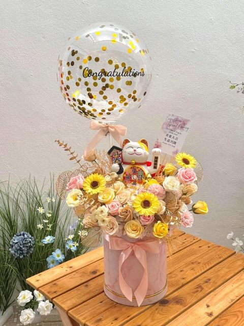 Lucky Cat Opening Flower Box with Balloon