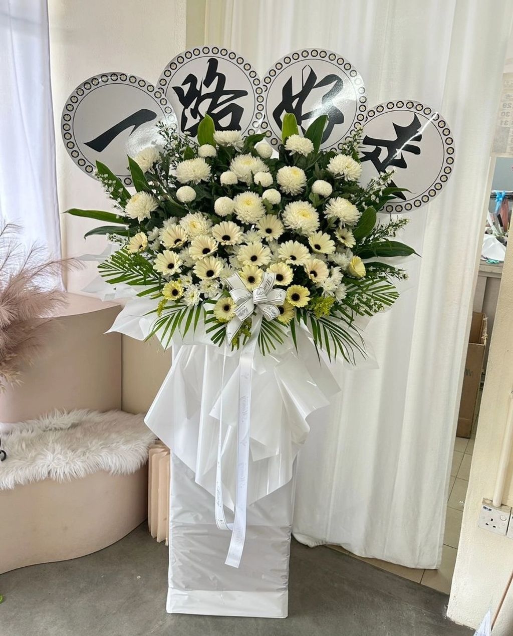 Heartfelt Memory Wreath Stand