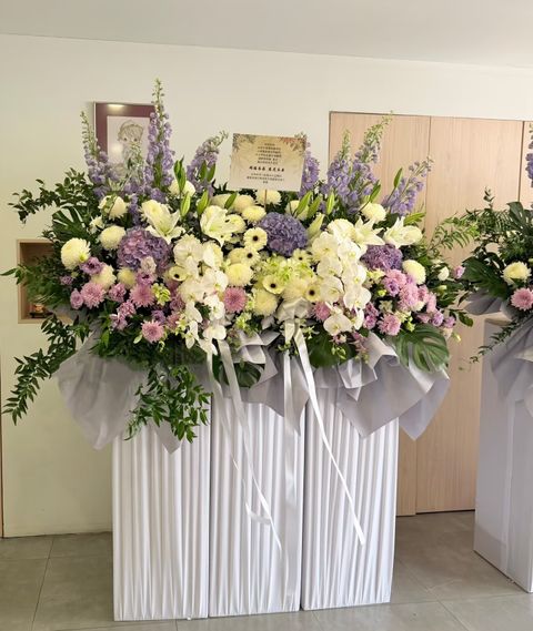 Premium Condolences Flower Stand 01