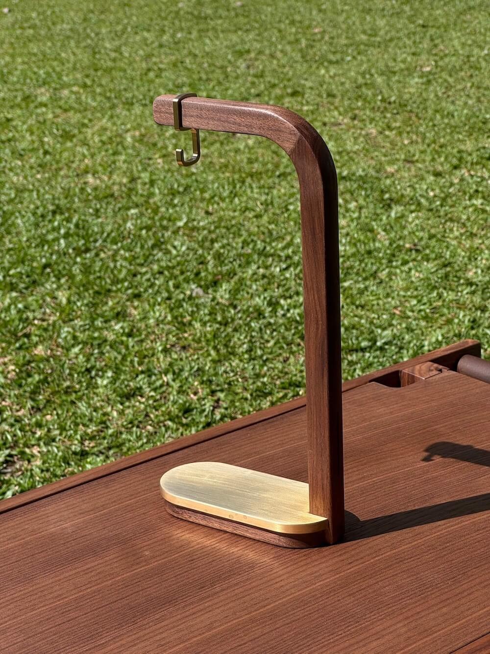 IKIKI_BRASS_STAND_WALNUT
