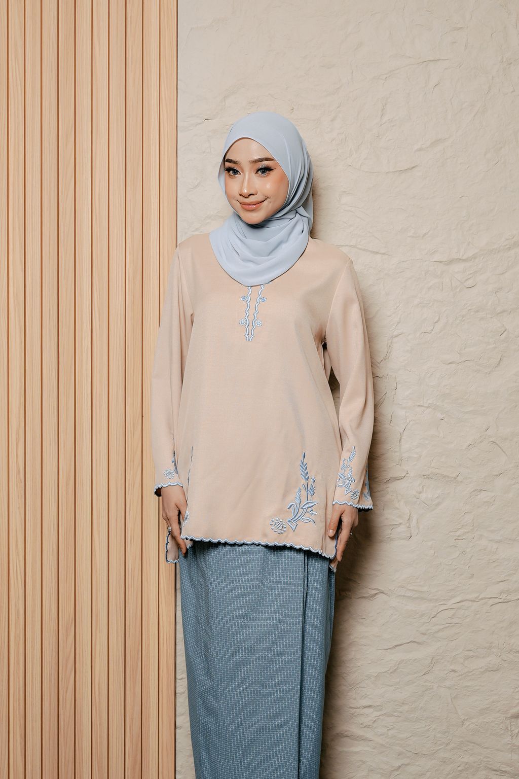 MANIS NAWARA NUDE BLUE