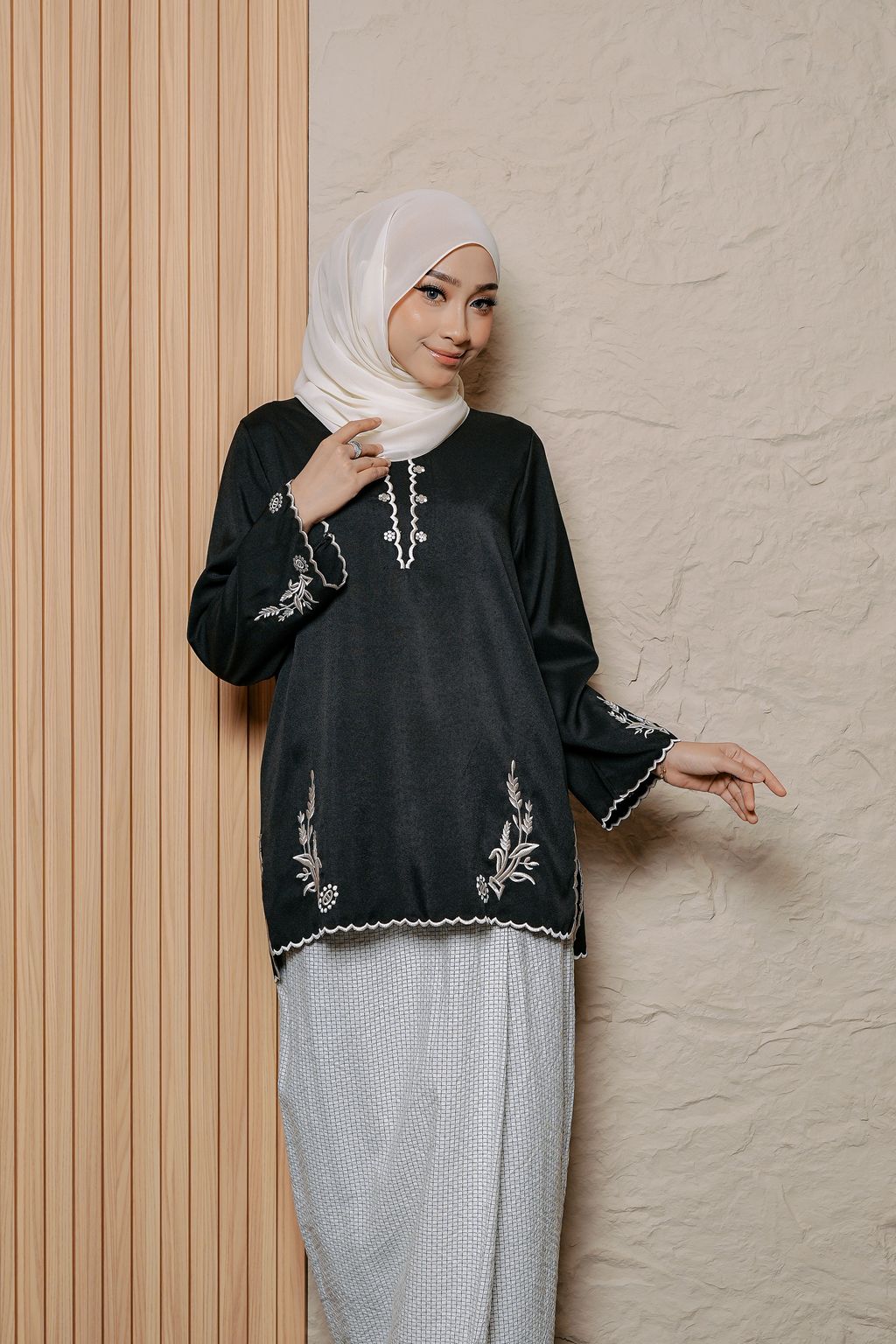 MANIS NAWARA BLACKY WHITE