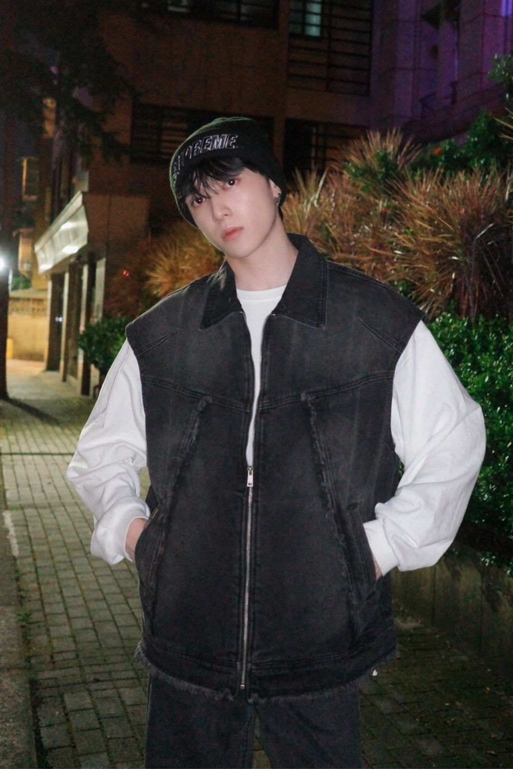 A2EB8B6D-31E1-4EA2-87FB-8C867A4391F0