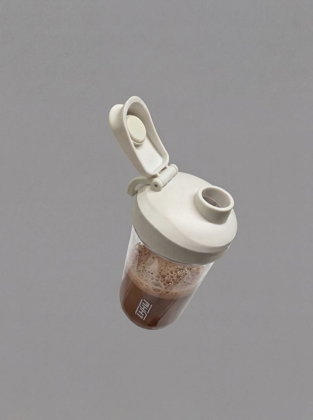 调整：_1、移除杯身刻度线，摇摇杯其它细节和角度都不变。_2、将杯身里装的溶液状态调整为刚摇好的有些泡沫的巧克力味蛋白粉_202603232258