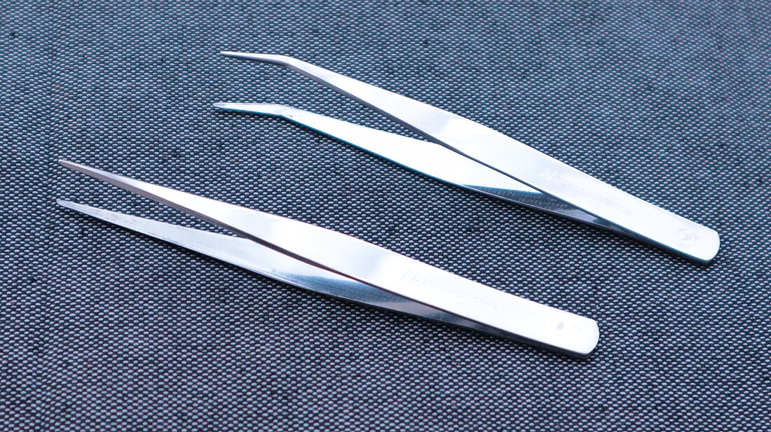 1100px-Tweezers_made_of_martensitic_stainless_steel_JIS_SUS410