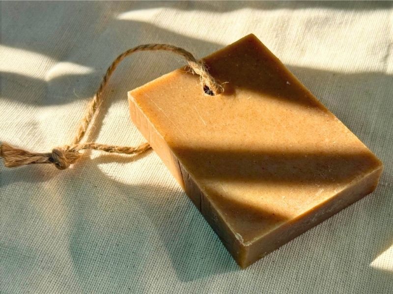 桑葉側柏葉苦丁茶養髮皂 成分陳列：桑葉、側柏葉、苦丁茶與橄欖油
