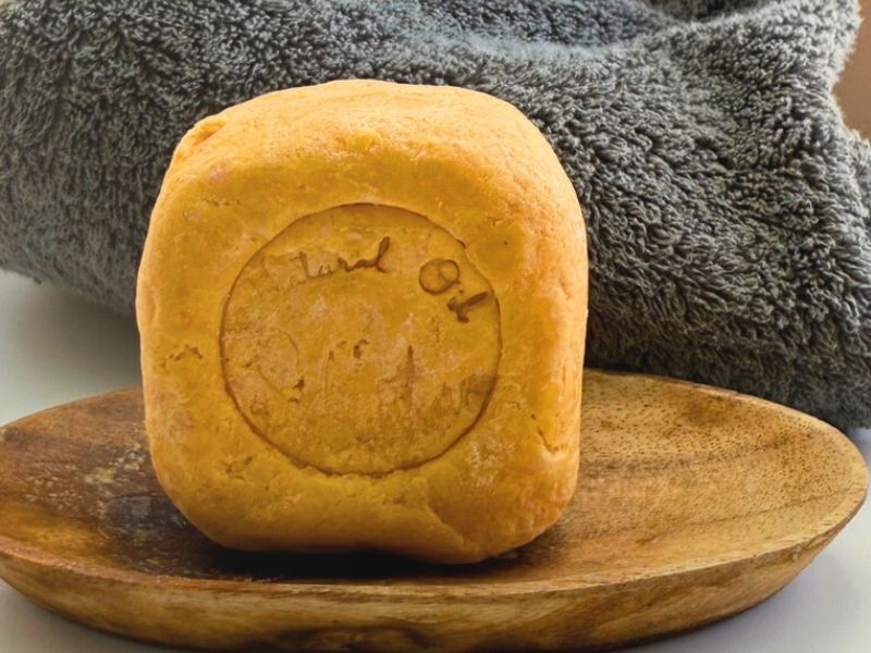 沙棘果研磨皂與自然光的生活感場景照一｜Ruomu 若木