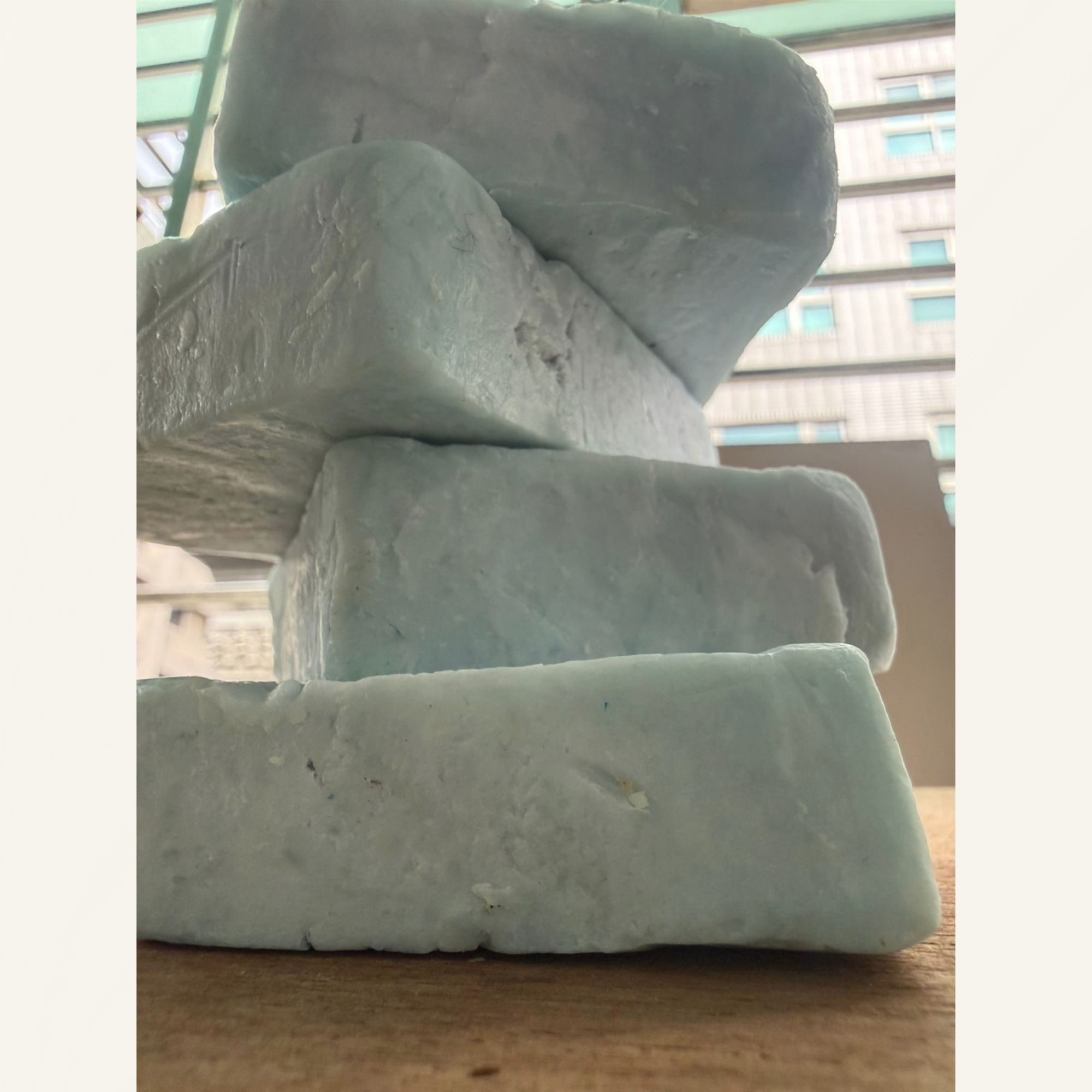 薰衣草研磨皂主要成分：薰衣草精油、薰衣草純露、山茶油與荷荷芭油