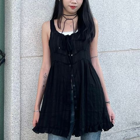 排釦褶邊吊帶洋裝