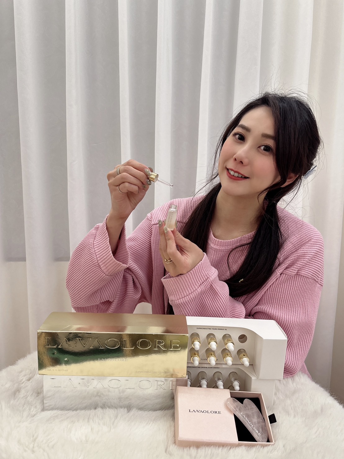 出國旅遊的疲憊感 推薦使用三油三水法 先用小金瓶再搭配化妝水 重複三次，讓肌膚恢復活力