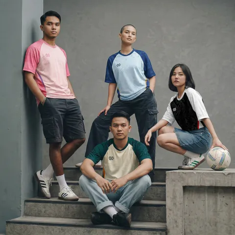 freepik_replace_the_subjects_clothing_with_the_provided_sh_51729