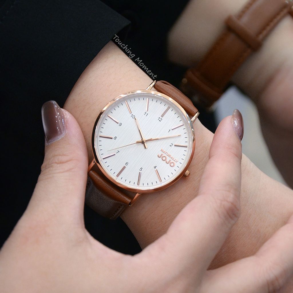 NATURALLY JOJO | JO96997-80RM | 白色木紋 藍寶石水晶鏡面 棕色皮革手錶 實戴錶面細節