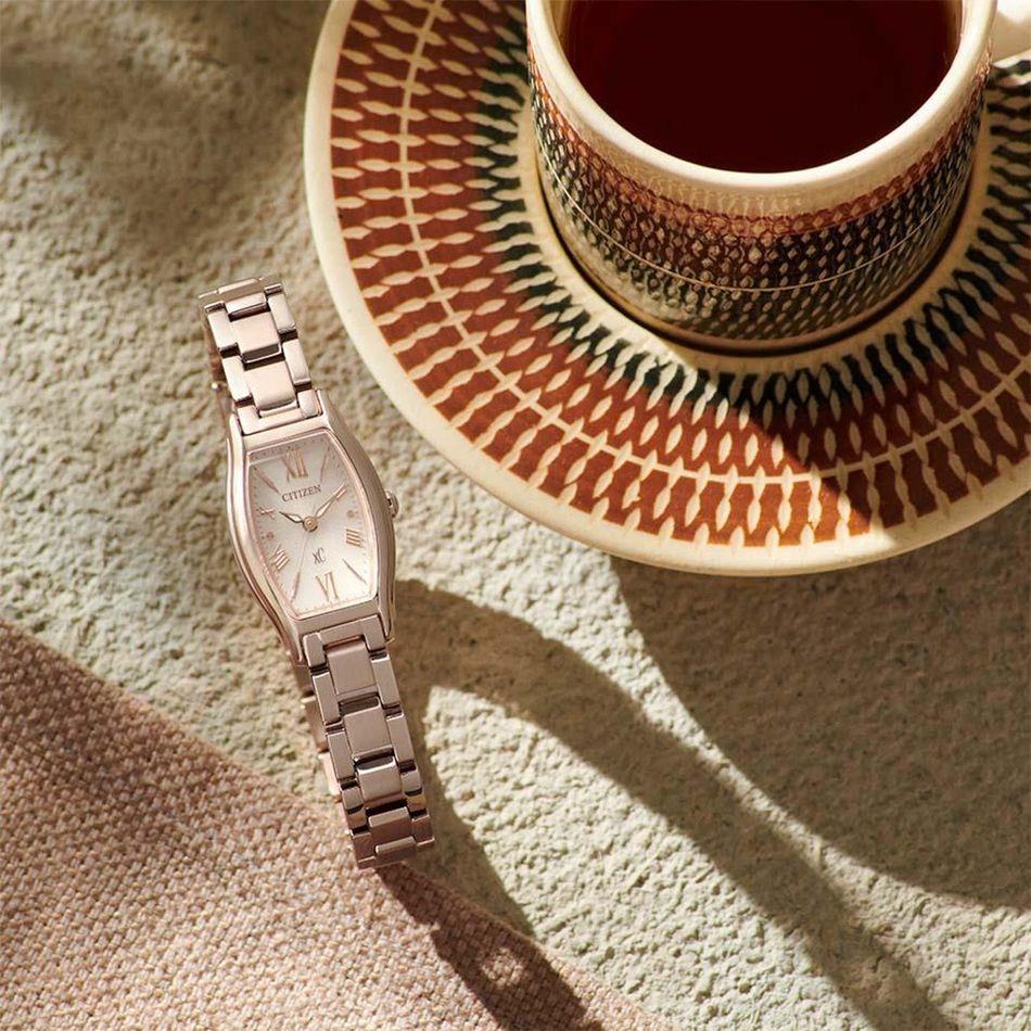 CITIZEN星辰 | xC系列 EW5546-56X | 限量款 光動能 精鑽 香檳金酒桶型優雅女錶 正面展示