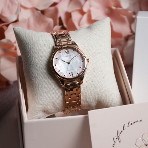 CITIZEN星辰 | LADY'S 系列 EM0508-98W | 母親節推薦 櫻花粉色 光動能 女錶 展示細節