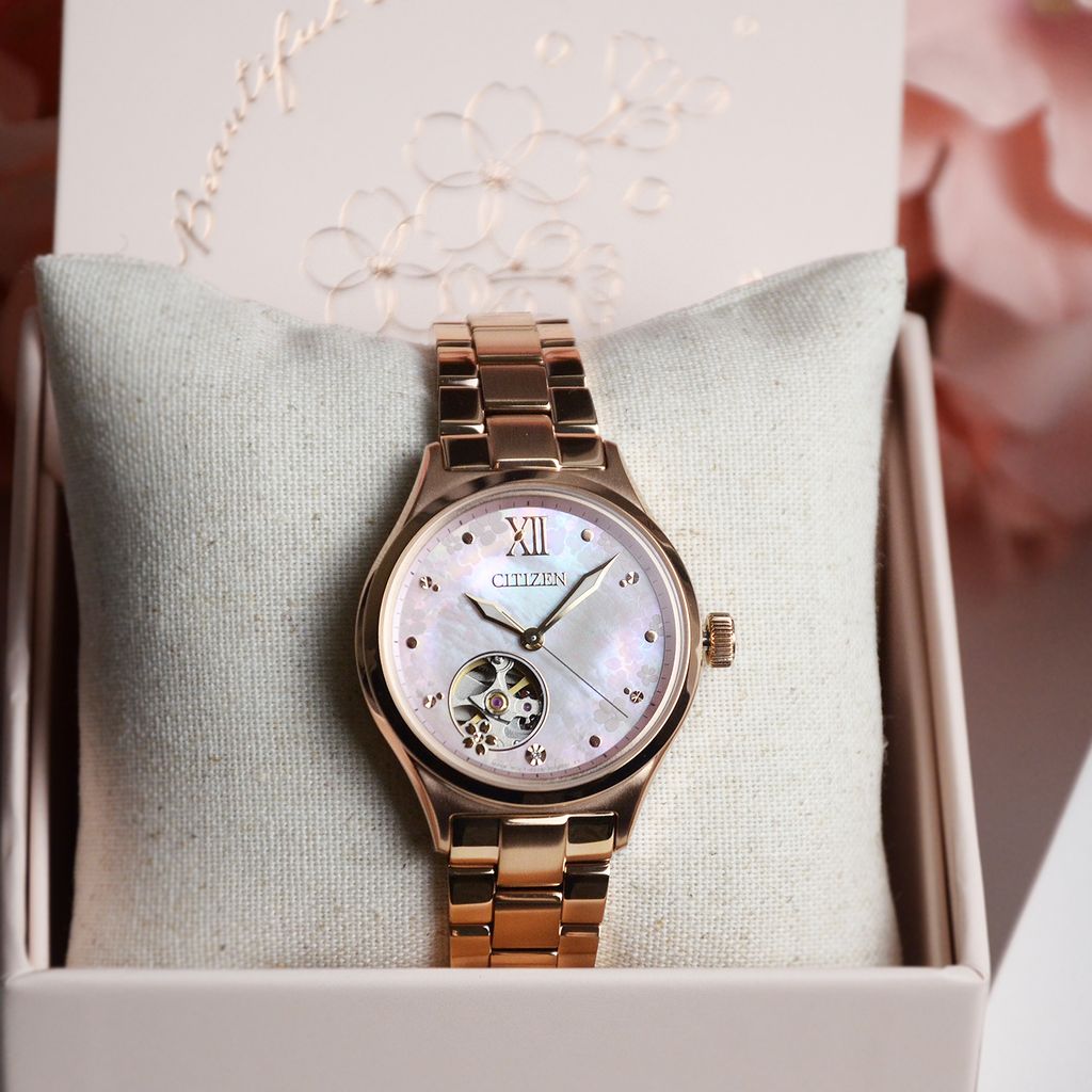 CITIZEN星辰 | LADY'S 系列 PC1017-96W | 母親節限定款 櫻花粉色 機械錶 女錶 錶面細節