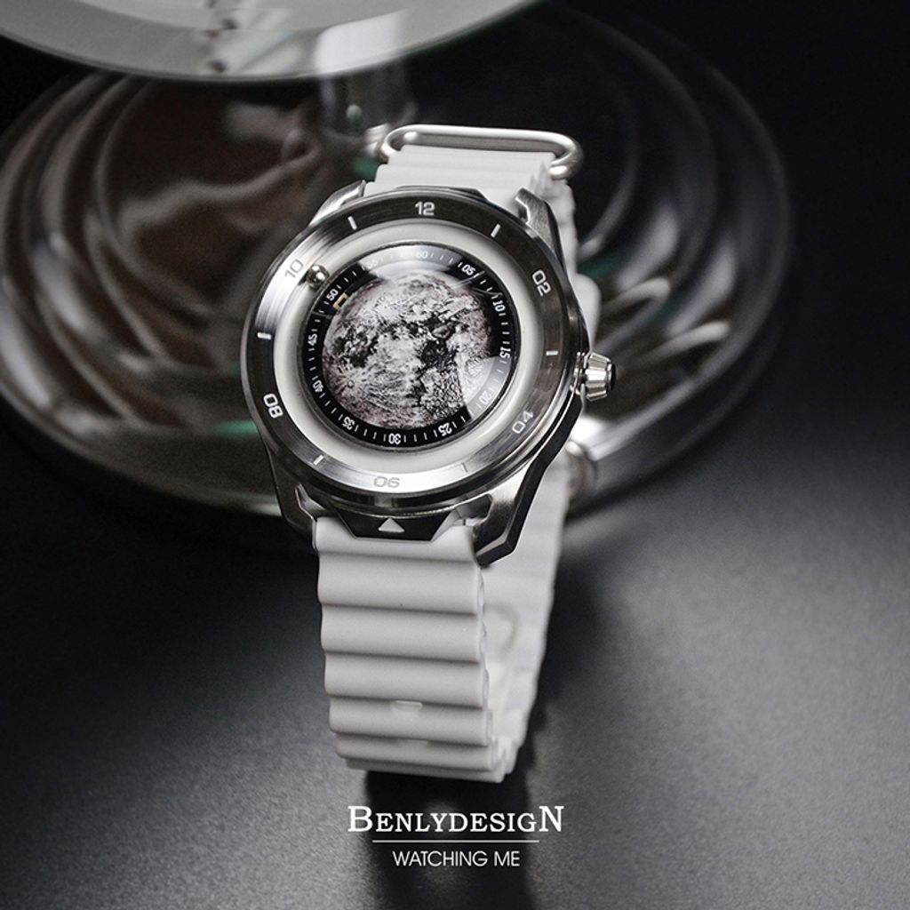 Benlydesign | 星球旅行者系列 MO.M 月球 | 月球造型面盤 石英錶 灰色矽膠錶帶 實體正面