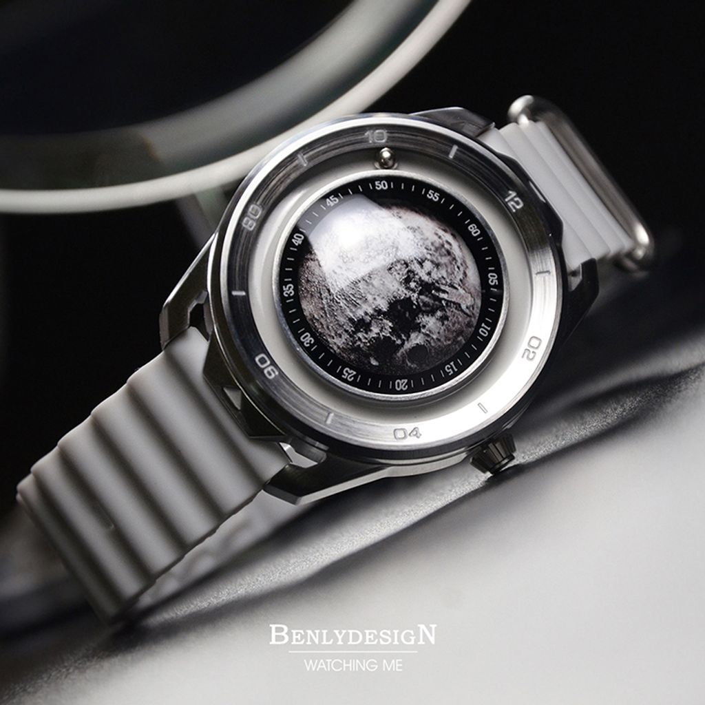 Benlydesign | 星球旅行者系列 MO.M 月球 | 月球造型面盤 石英錶 灰色矽膠錶帶 正面細節