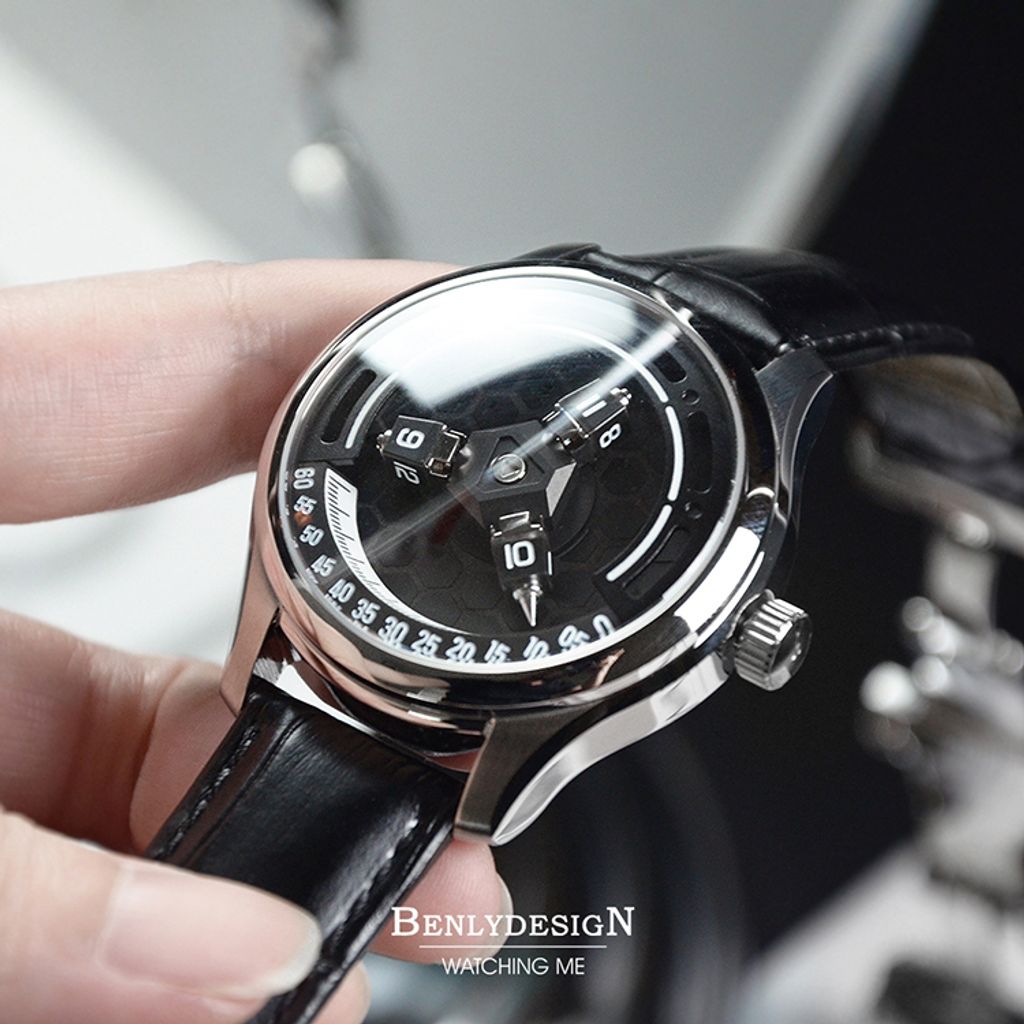Benlydesign | 蜂巢核心系列 HCE-B | 黑色蜂巢造型面盤 黑色皮革錶帶 機械錶 實體右側展示