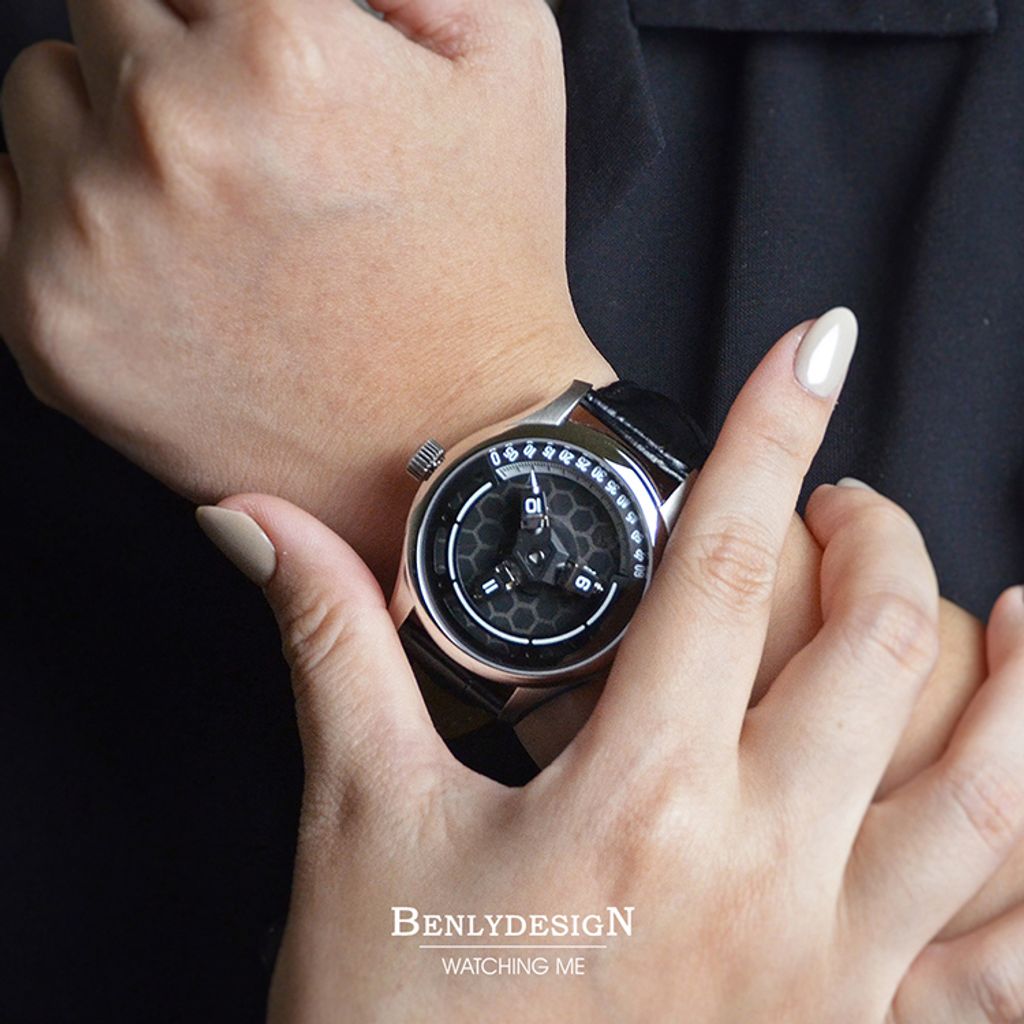 Benlydesign | 蜂巢核心系列 HCE-B | 黑色蜂巢造型面盤 黑色皮革錶帶 機械錶 實戴細節