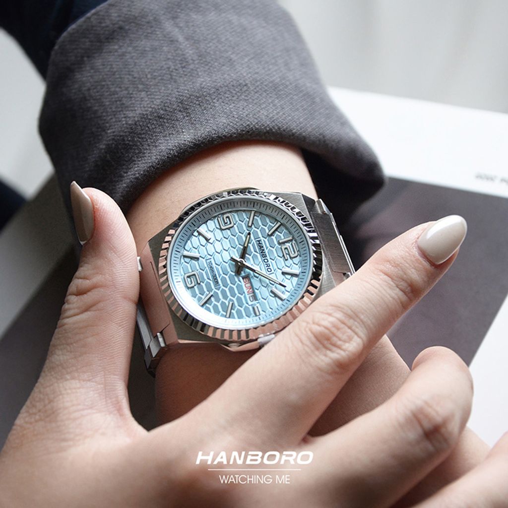 HANBORO | 超薄錶殼系列 014-2SNS | 銀白色八角形錶框 典雅水藍魚鱗紋錶盤 不鏽鋼錶帶 實戴錶面細節