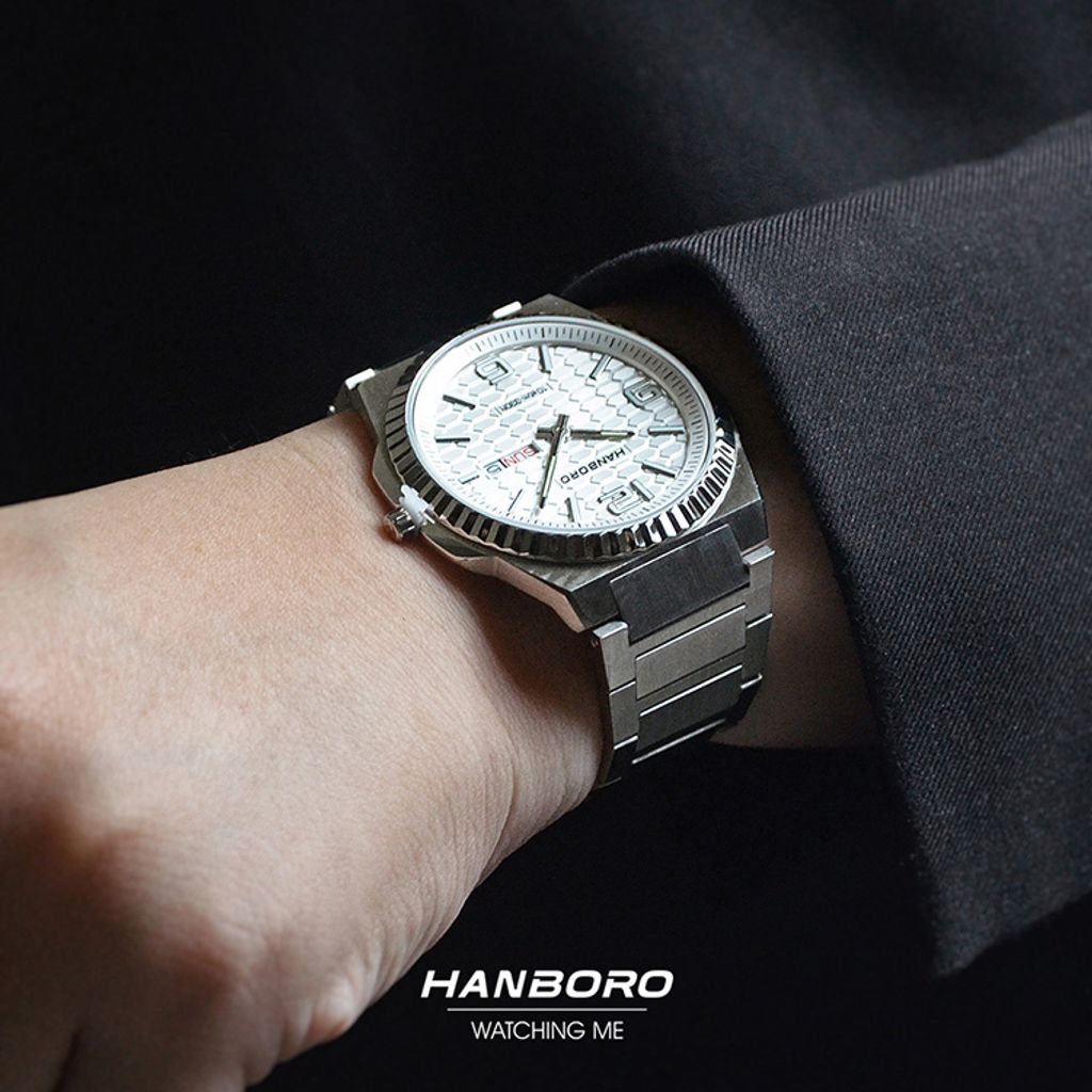 HANBORO | 超薄錶殼系列 014-2SSS | 銀白色八角形錶框 典雅魚鱗紋錶盤 不鏽鋼錶帶 實戴細節