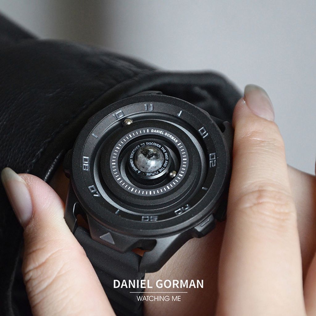 DANIEL GORMAN ｜萬有引力系列 DG0525KK｜月球款 磁吸指針 黑色框 黑色矽膠錶帶 實戴錶面細節