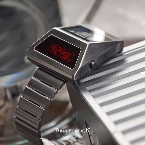Benlydesign ｜CYBER WATCH S3000型 S3000GA-C-RED｜鐵灰色款紅字款  多功能OLED顯示器 不鏽鋼錶帶電子錶 實體側面