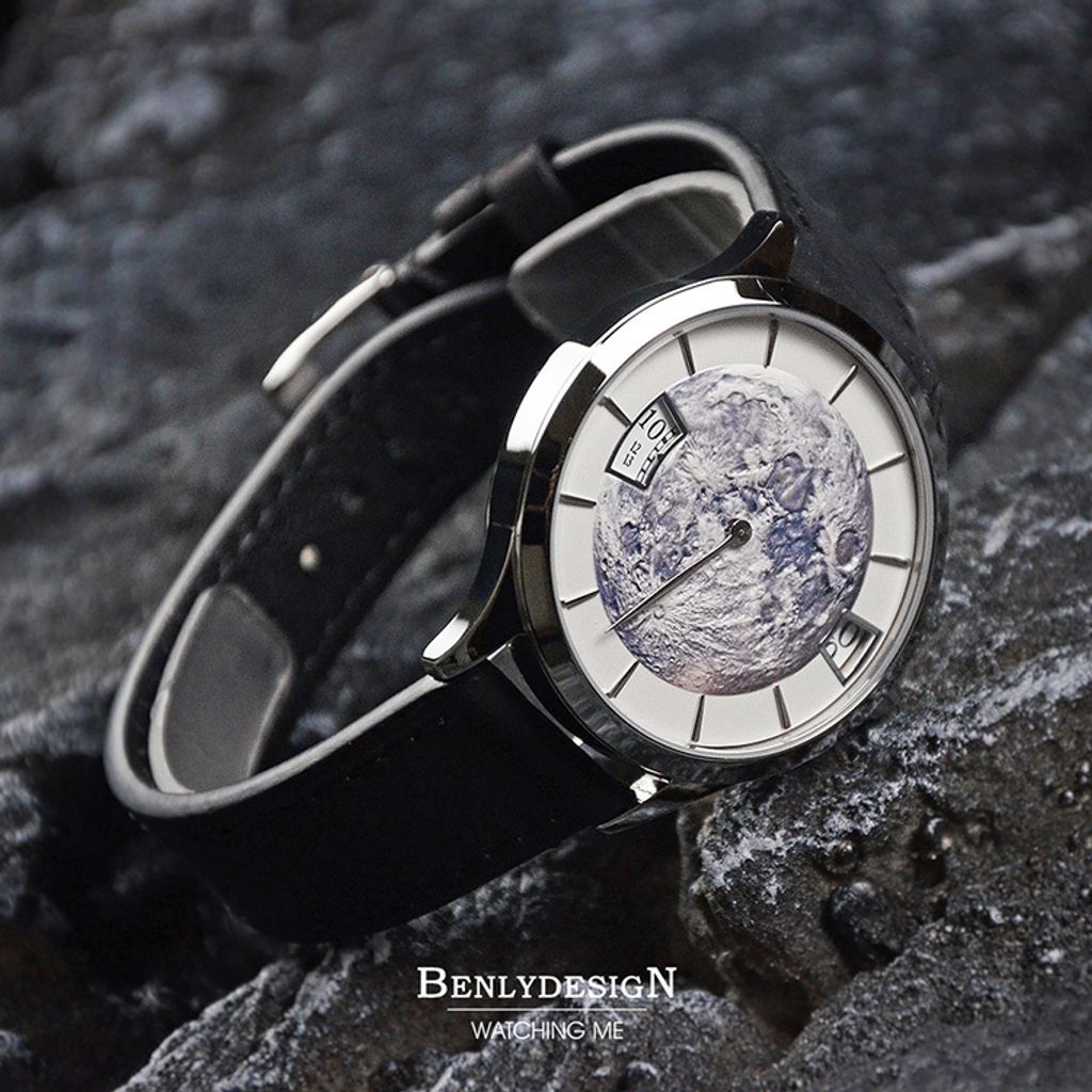 Benlydesign | 星球旅行者系列 PT-S | 月球造型面盤 時間視窗顯示 單秒針 黑色皮革錶帶腕錶 實體展示