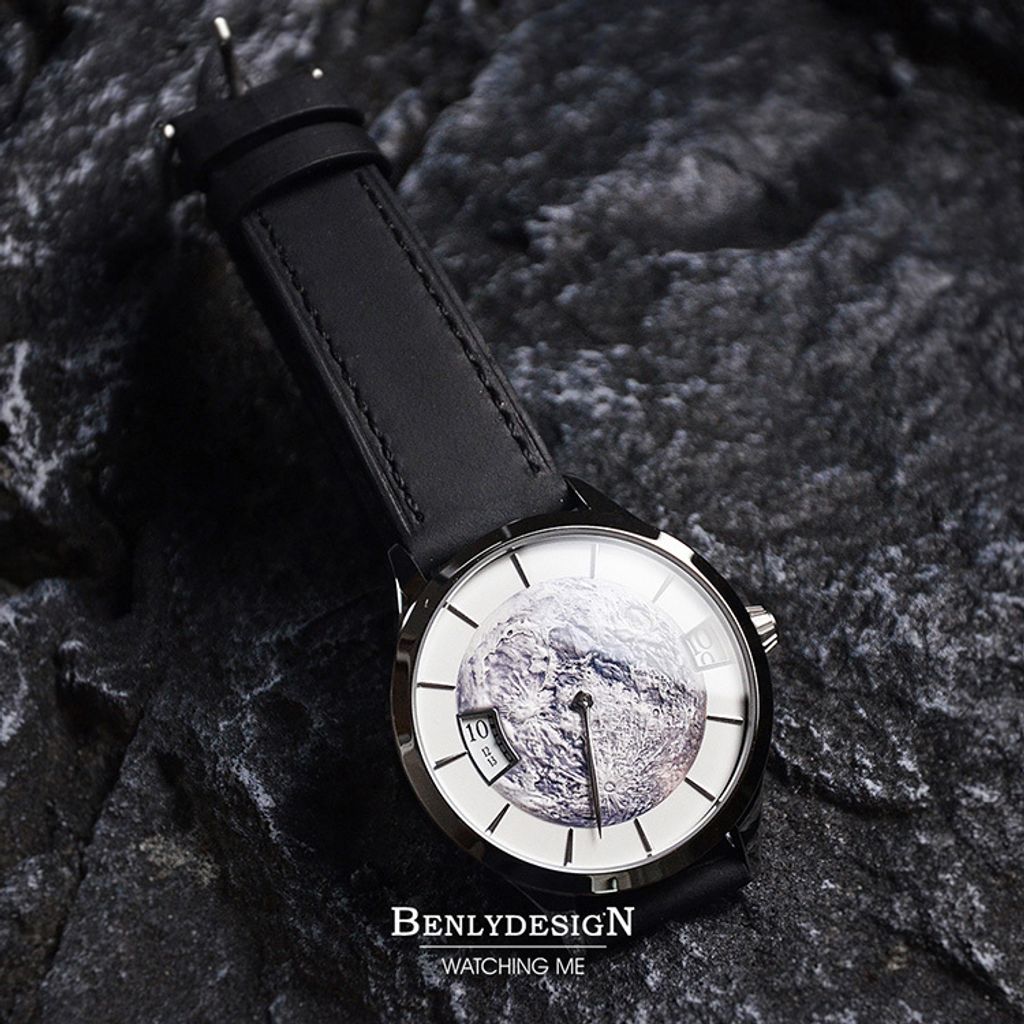 Benlydesign | 星球旅行者系列 PT-S | 月球造型面盤 時間視窗顯示 單秒針 黑色皮革錶帶腕錶 實體細節