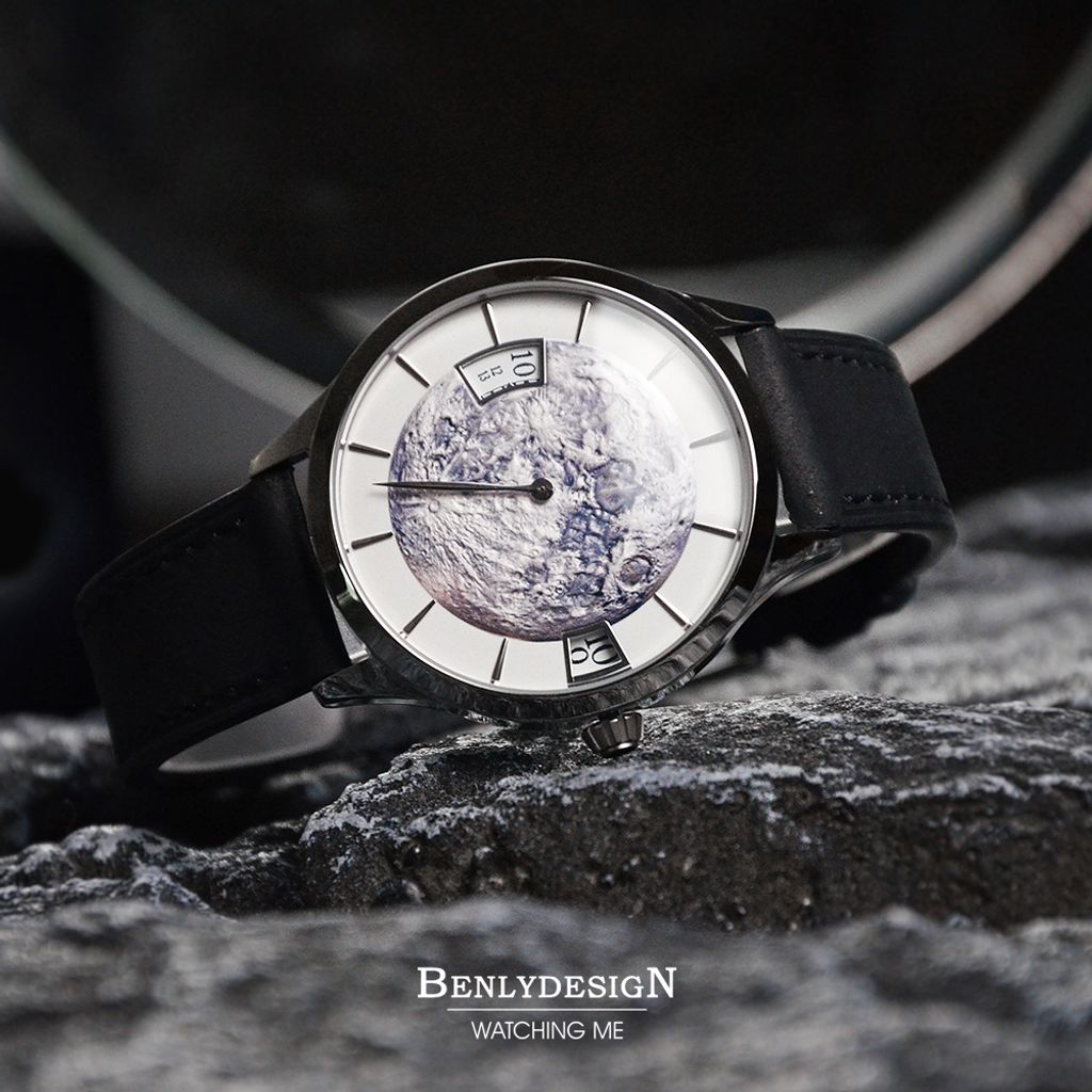 Benlydesign | 星球旅行者系列 PT-S | 月球造型面盤 時間視窗顯示 單秒針 黑色皮革錶帶腕錶 實體錶面細節