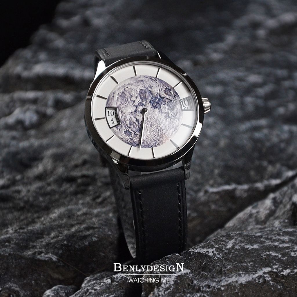 Benlydesign | 星球旅行者系列 PT-S | 月球造型面盤 時間視窗顯示 單秒針 黑色皮革錶帶腕錶 正側面