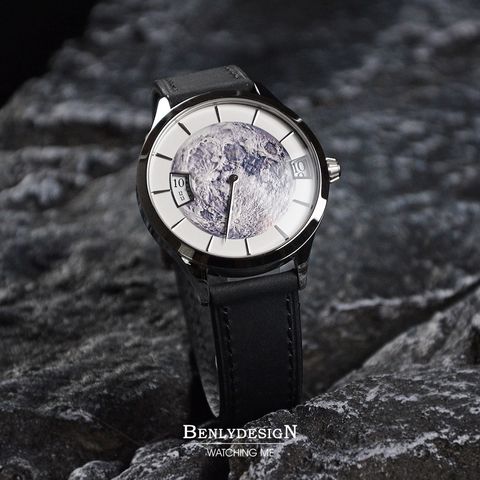 Benlydesign | 星球旅行者系列 PT-S | 月球造型面盤 時間視窗顯示 單秒針 黑色皮革錶帶腕錶 正側面