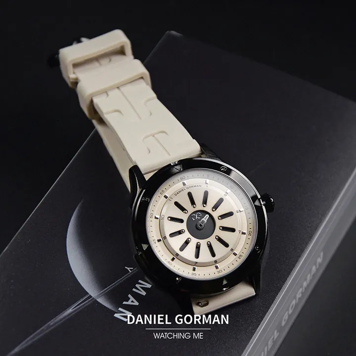 DANIEL GORMAN ｜萬有引力系列 DG0120.KC｜磁吸指針 黑框 香檳金錶盤矽膠錶帶 腕錶 實體正面