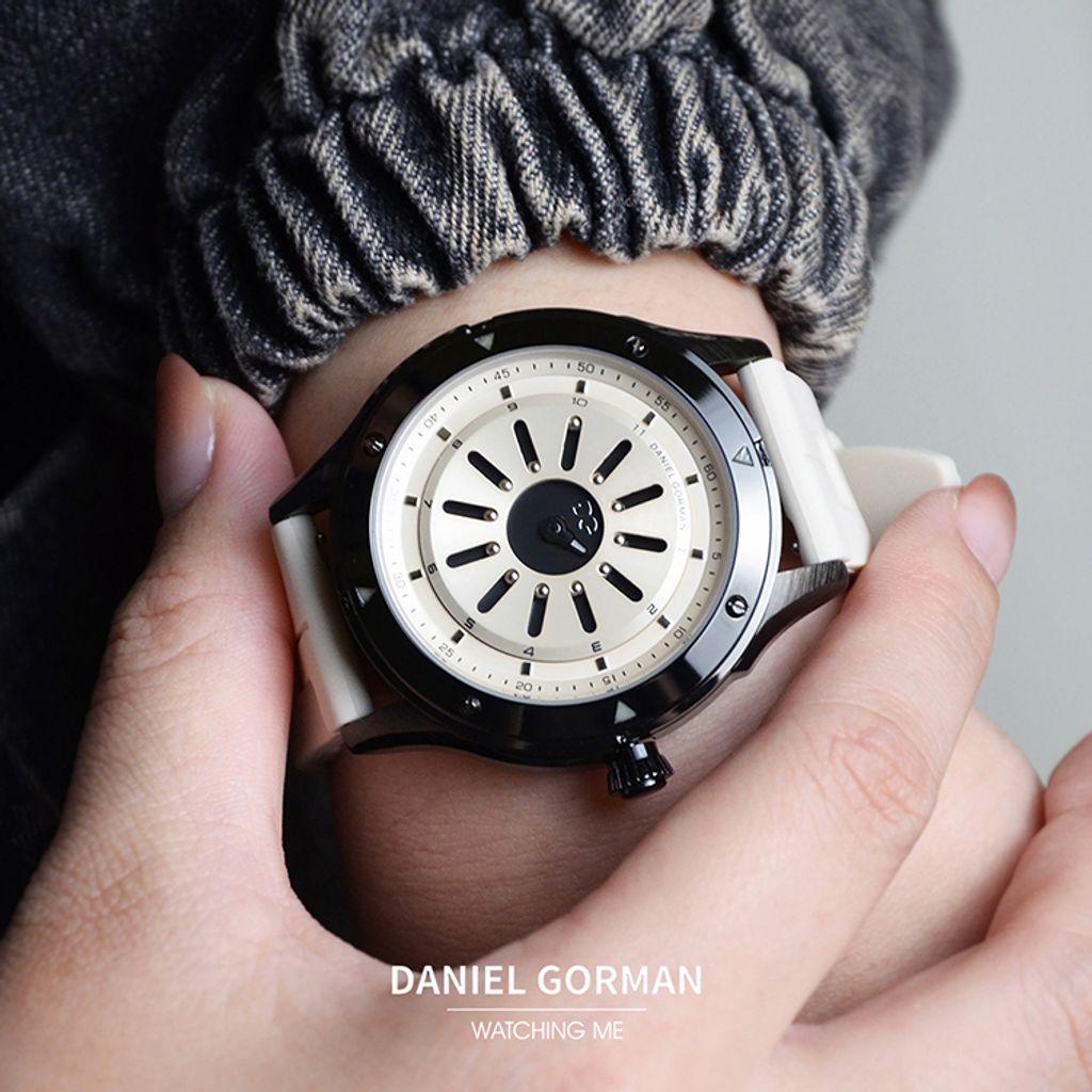 DANIEL GORMAN ｜萬有引力系列 DG0120.KC｜磁吸指針 黑框 香檳金錶盤矽膠錶帶 腕錶 實戴錶面