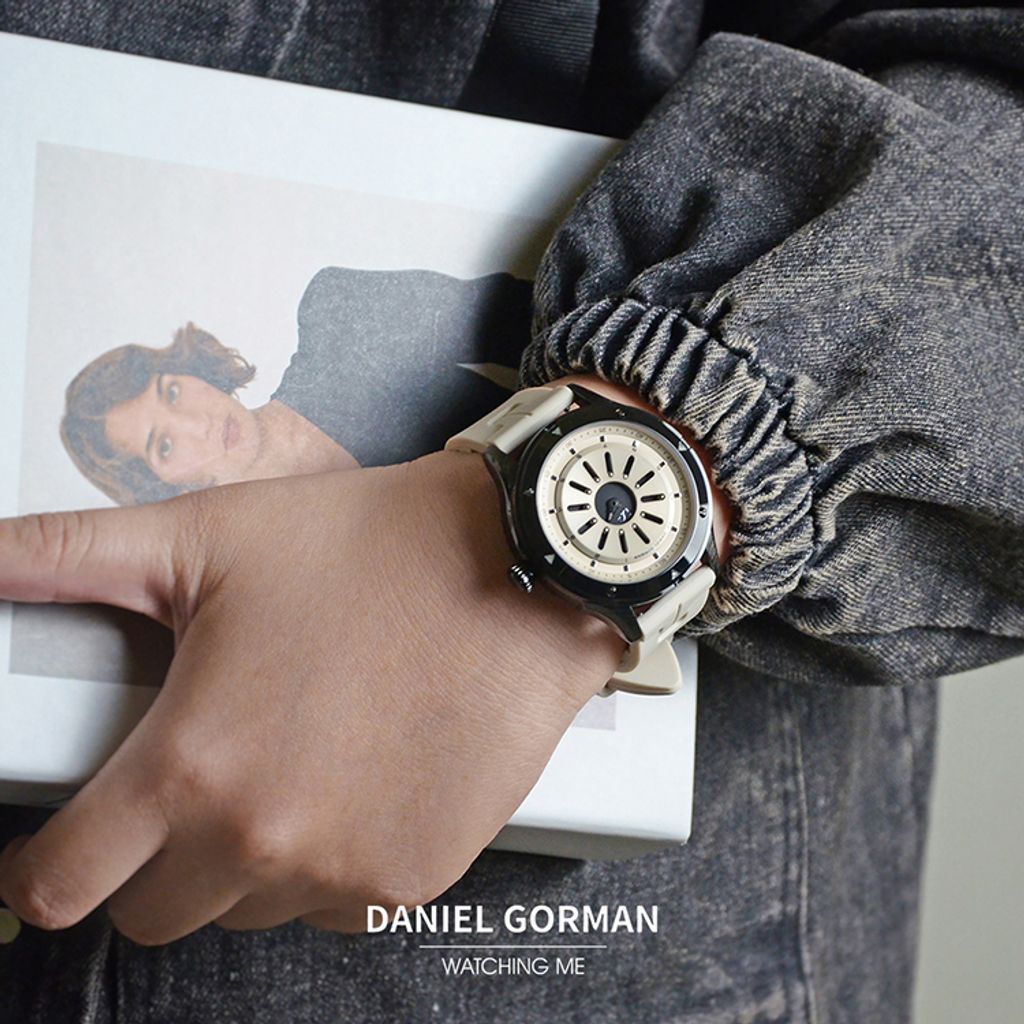 DANIEL GORMAN ｜萬有引力系列 DG0120.KC｜磁吸指針 黑框 香檳金錶盤矽膠錶帶 腕錶 實戴展示