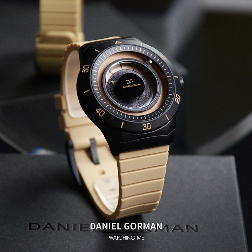 DANIEL GORMAN ｜萬有引力系列 DG0131.KB ｜紛呈宇宙 磁吸指針 黑框 卡其色矽膠錶帶 腕錶 實體展示